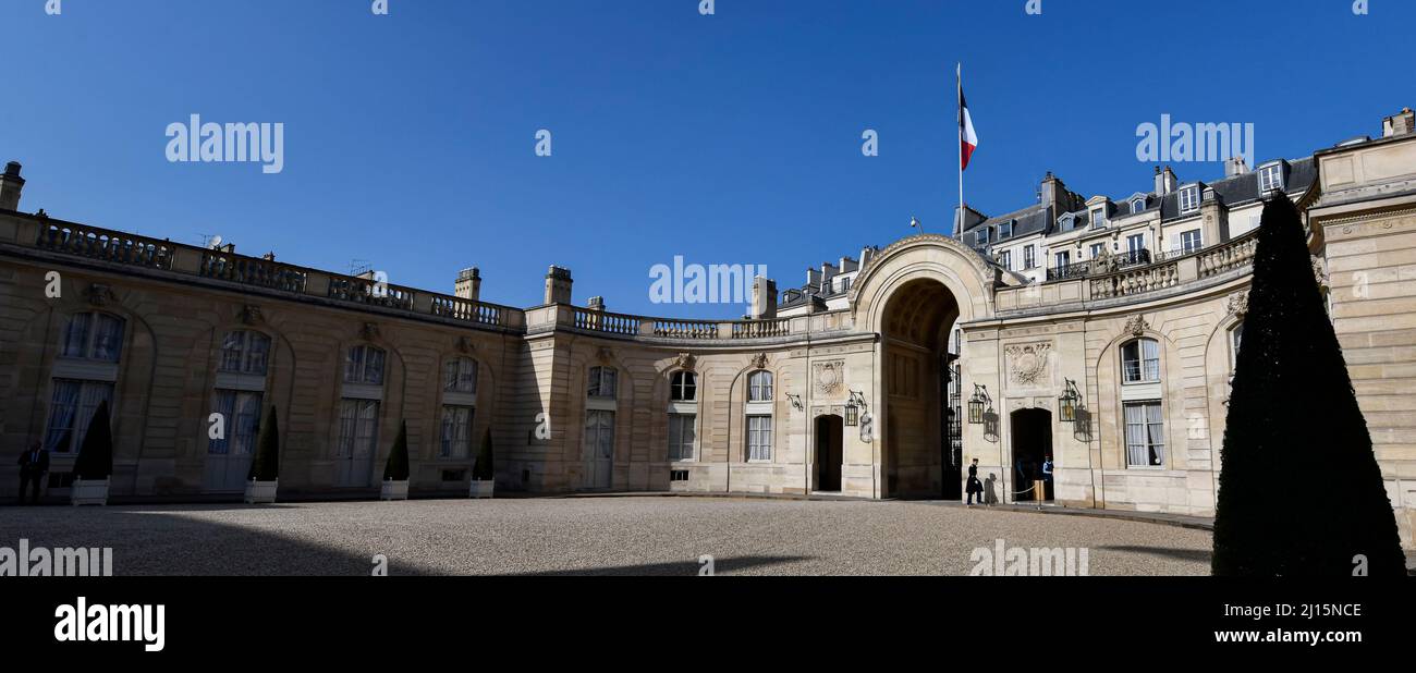 Die Abbildung zeigt den Eingang (im Innenhof) zum Elysée-Palast (Palais de l'Elysée). Stockfoto