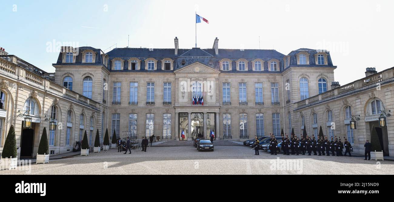 Die Abbildung zeigt den Eingang (im Innenhof) zum Elysée-Palast (Palais de l'Elysée). Stockfoto
