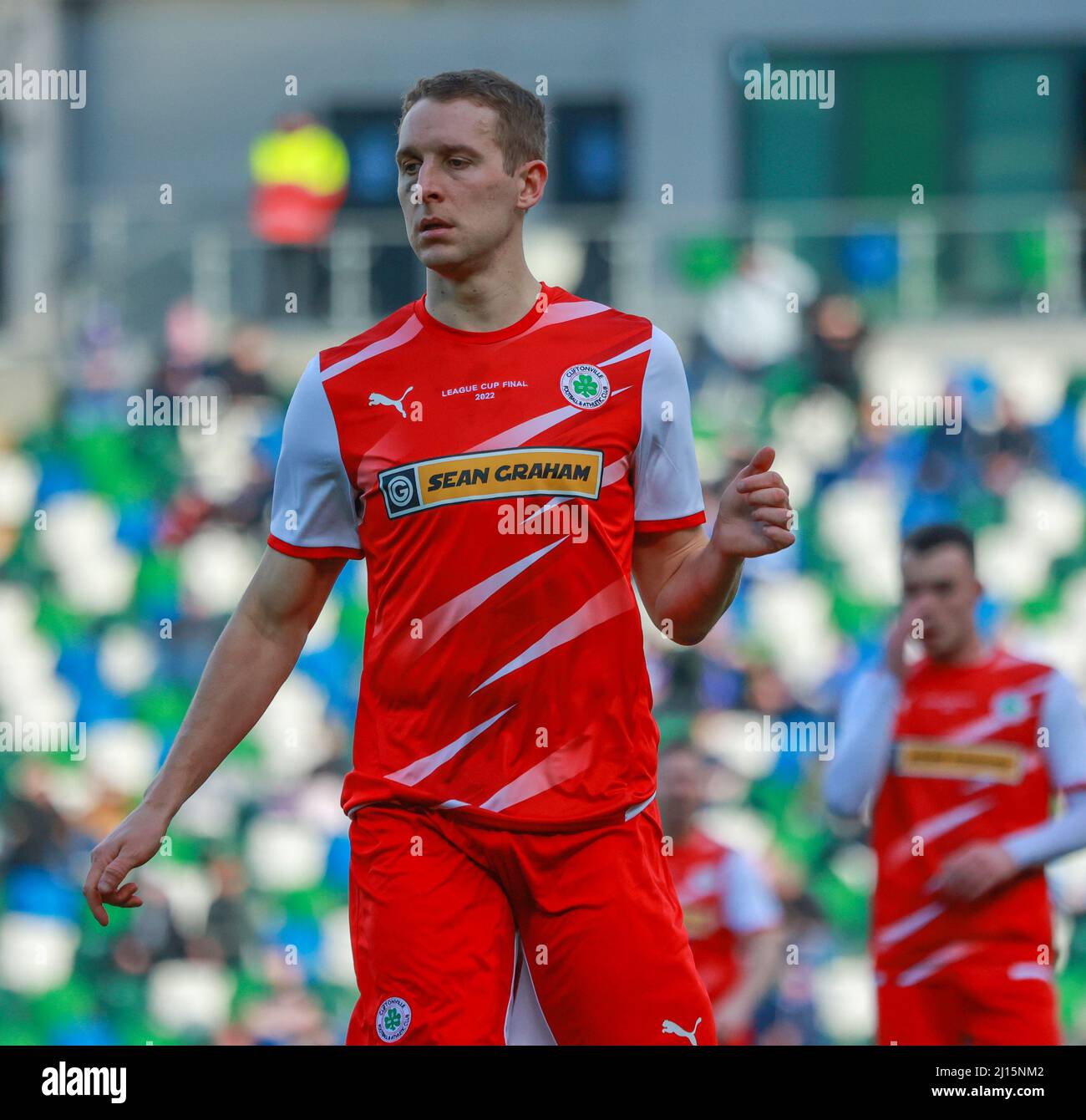 Windsor Park, Belfast, Nordirland, Großbritannien. 13 März 2022. Finale des BetMcLean League Cup – Cliftonville gegen Coleraine. Das heutige Spiel zwischen Cliftonville (rot) und Coleraine ist das erste große Fußballfinale der heimischen Pokalmeisterschaft, das an einem Sonntag in Nordirland ausgetragen wird. Jonny Addis Cliftonville. Kredit: CAZIMB/Alamy Live Nachrichten. Stockfoto