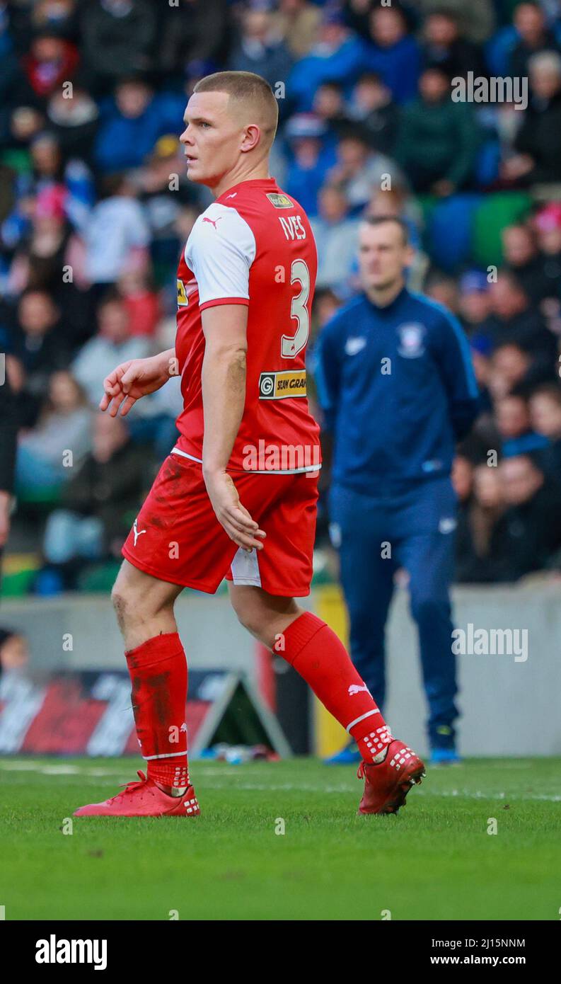 Windsor Park, Belfast, Nordirland, Großbritannien. 13 März 2022. Finale des BetMcLean League Cup – Cliftonville gegen Coleraine. Das heutige Spiel zwischen Cliftonville (rot) und Coleraine ist das erste große Fußballfinale der heimischen Pokalmeisterschaft, das an einem Sonntag in Nordirland ausgetragen wird. Levi Ives Cliftonville. Kredit: CAZIMB/Alamy Live Nachrichten. Stockfoto