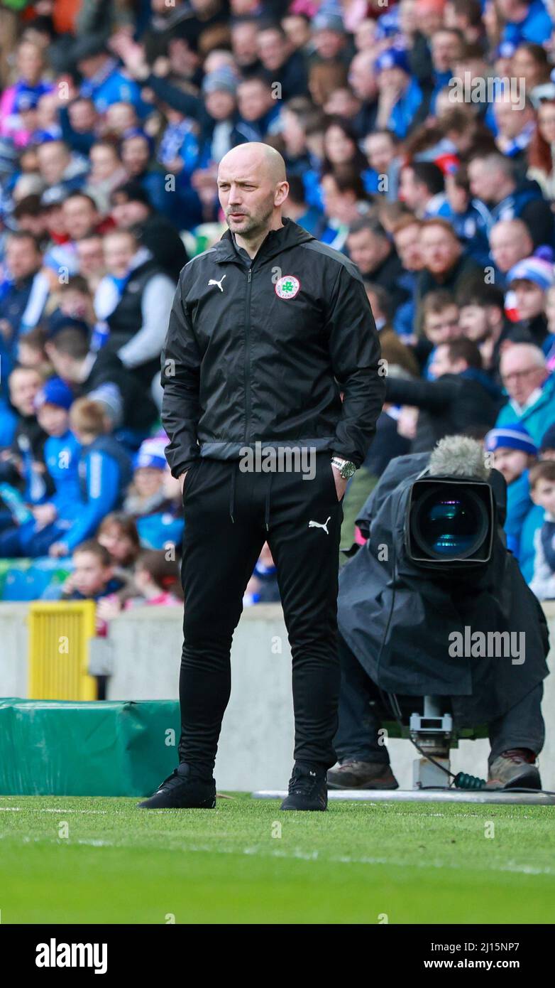 Windsor Park, Belfast, Nordirland, Großbritannien. 13 März 2022. Finale des BetMcLean League Cup – Cliftonville gegen Coleraine. Das heutige Spiel zwischen Cliftonville (rot) und Coleraine ist das erste große Fußballfinale der heimischen Pokalmeisterschaft, das an einem Sonntag in Nordirland ausgetragen wird. Cliftonville Manager Paddy McLaughlin. Kredit: CAZIMB/Alamy Live Nachrichten. Stockfoto