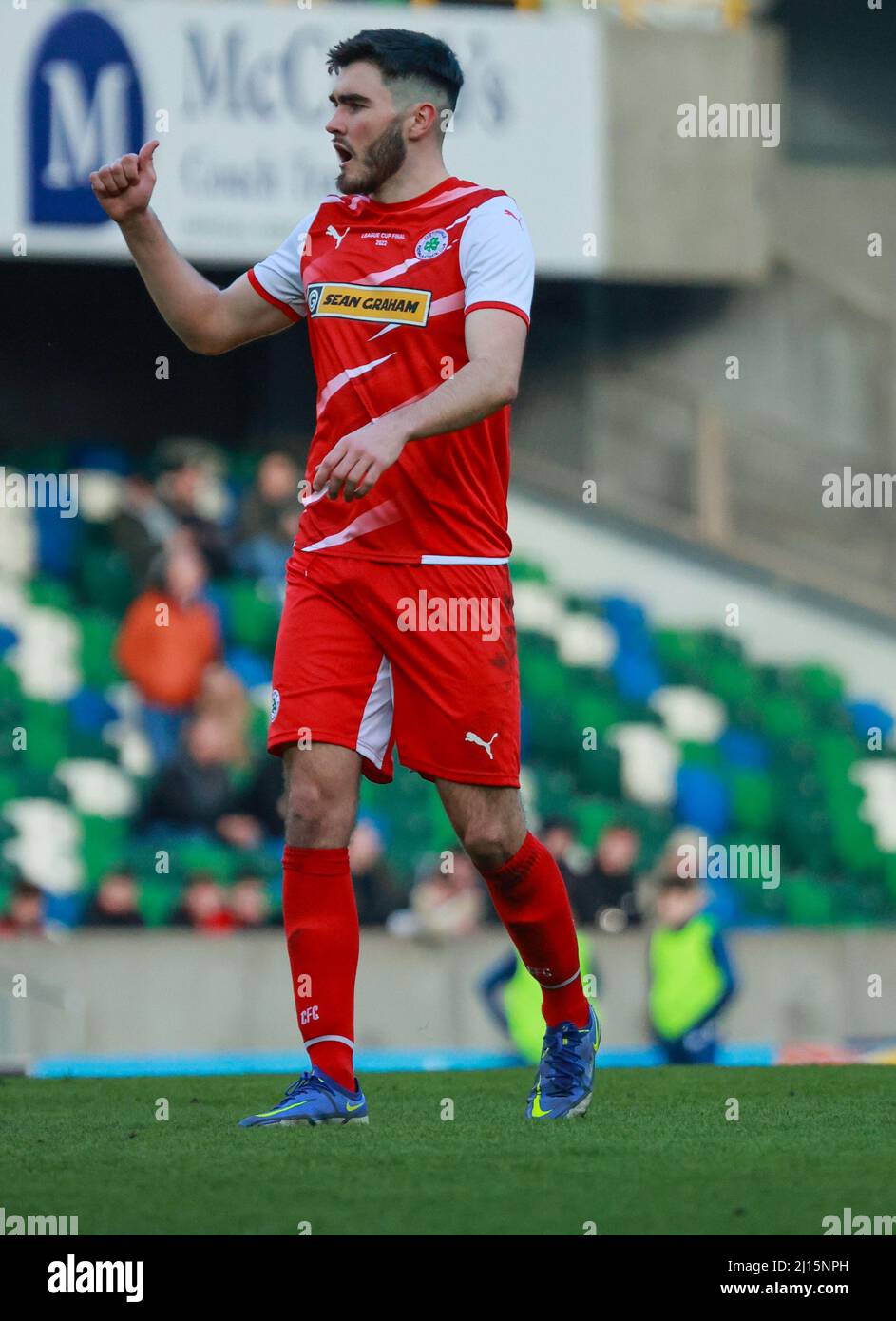 Windsor Park, Belfast, Nordirland, Großbritannien. 13 März 2022. Finale des BetMcLean League Cup – Cliftonville gegen Coleraine. Das heutige Spiel zwischen Cliftonville (rot) und Coleraine ist das erste große Fußballfinale der heimischen Pokalmeisterschaft, das an einem Sonntag in Nordirland ausgetragen wird. Luke Turner Cliftonville. Kredit: CAZIMB/Alamy Live Nachrichten. Stockfoto