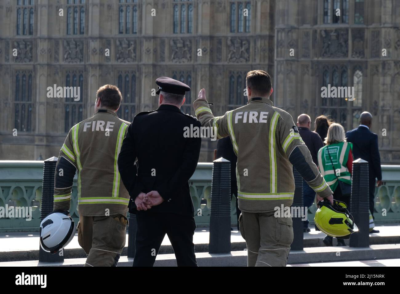 London, Großbritannien. Feuerwehrleute laufen am fünften Jahrestag des Terroranschlags, bei dem vier Menschen das Leben verloren haben, über die Westminster Bridge. Stockfoto