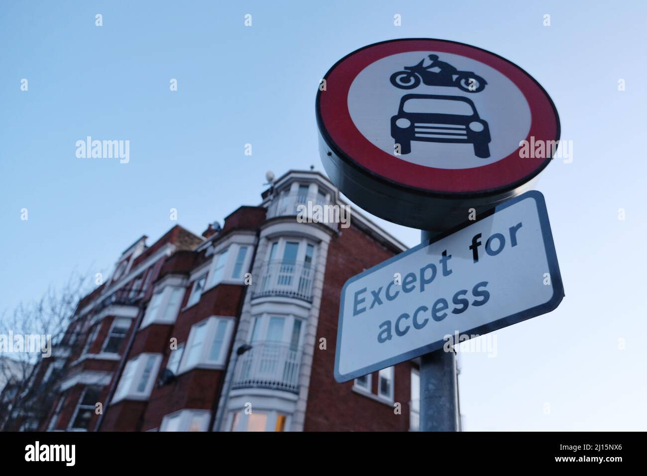 London, Großbritannien. Ein Standardschild mit der Aufschrift „kein Fahrzeugverkehr, außer Zugang“ in Chelsea. Stockfoto