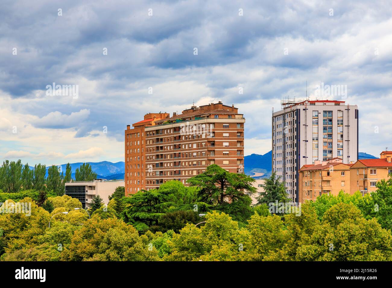 Stadtbild eines Wohnviertels in Pamplona, Navarra, Spanien an einem bewölkten Tag Stockfoto