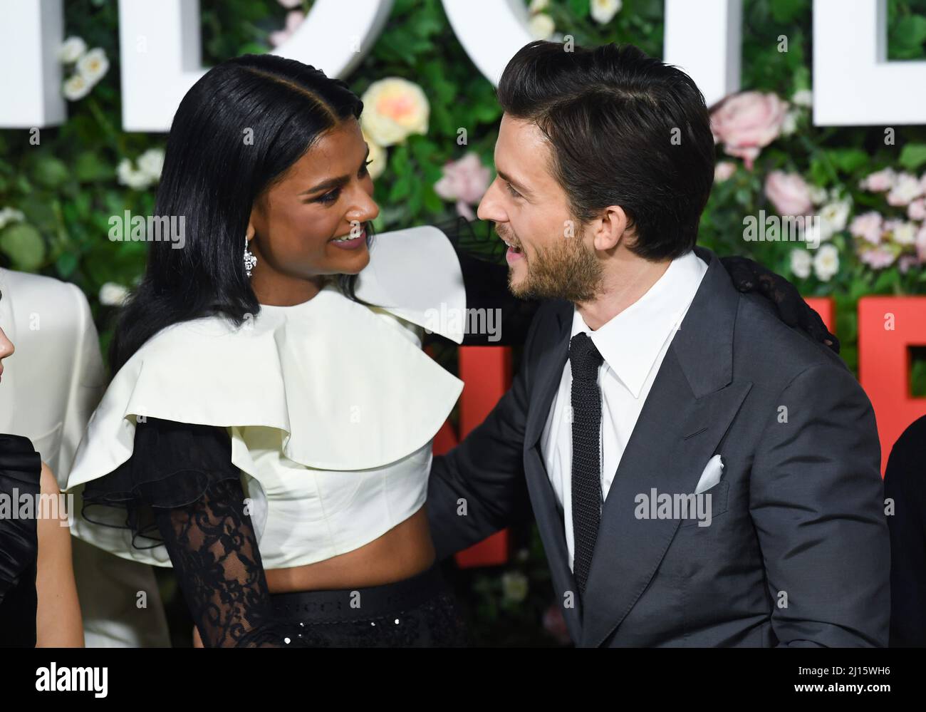 London, Großbritannien. 22.. März 2022, London, Großbritannien. Simone Ashley und Jonathan Bailey bei der Bridgerton-Weltpremiere, Tate Modern, London. Quelle: Doug Peters/EMPICS/Alamy Live News Stockfoto