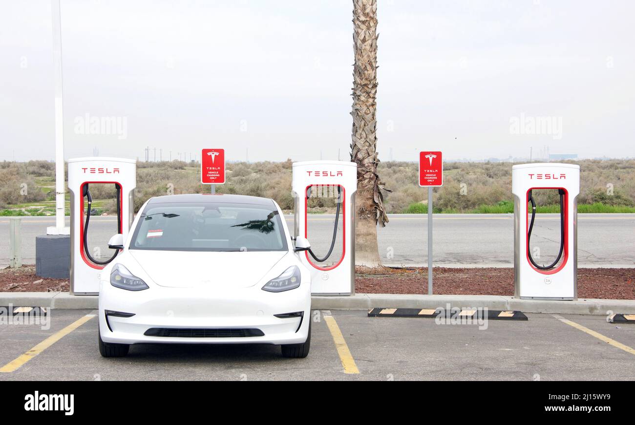 Bakersfield, CA - 29. Jan 2022: Tesla-Kompressorstation neben der Tankstelle auf dem Stockton Hwy. Kompressorstationen ermöglichen Tesla-Autos Stockfoto