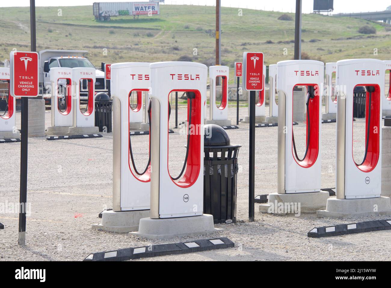 Kettleman City, CA - 29. Jan 2022: Neu errichtete Tesla-Kompressorstation wartet auf Pflaster. Kompressorstationen ermöglichen Tesla-Autos schnelle Stockfoto