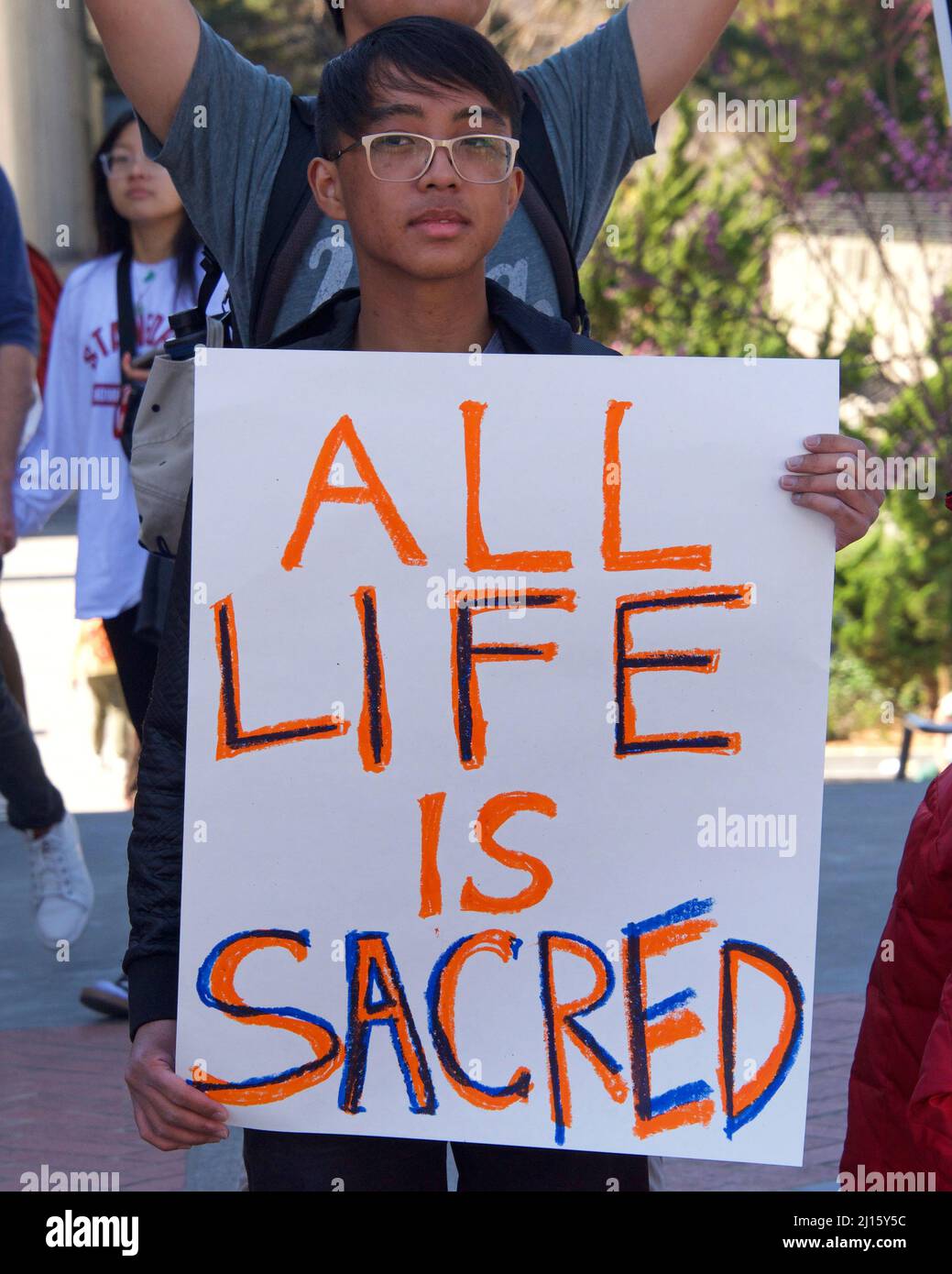 Berkeley, CA - 8. März 2022: Nicht identifizierte Gegenprotestierenden gegen den Anstieg der Abtreibungsrechte 4 protestieren in Sproul Plaza an der UC Berkeley, CA. Stockfoto