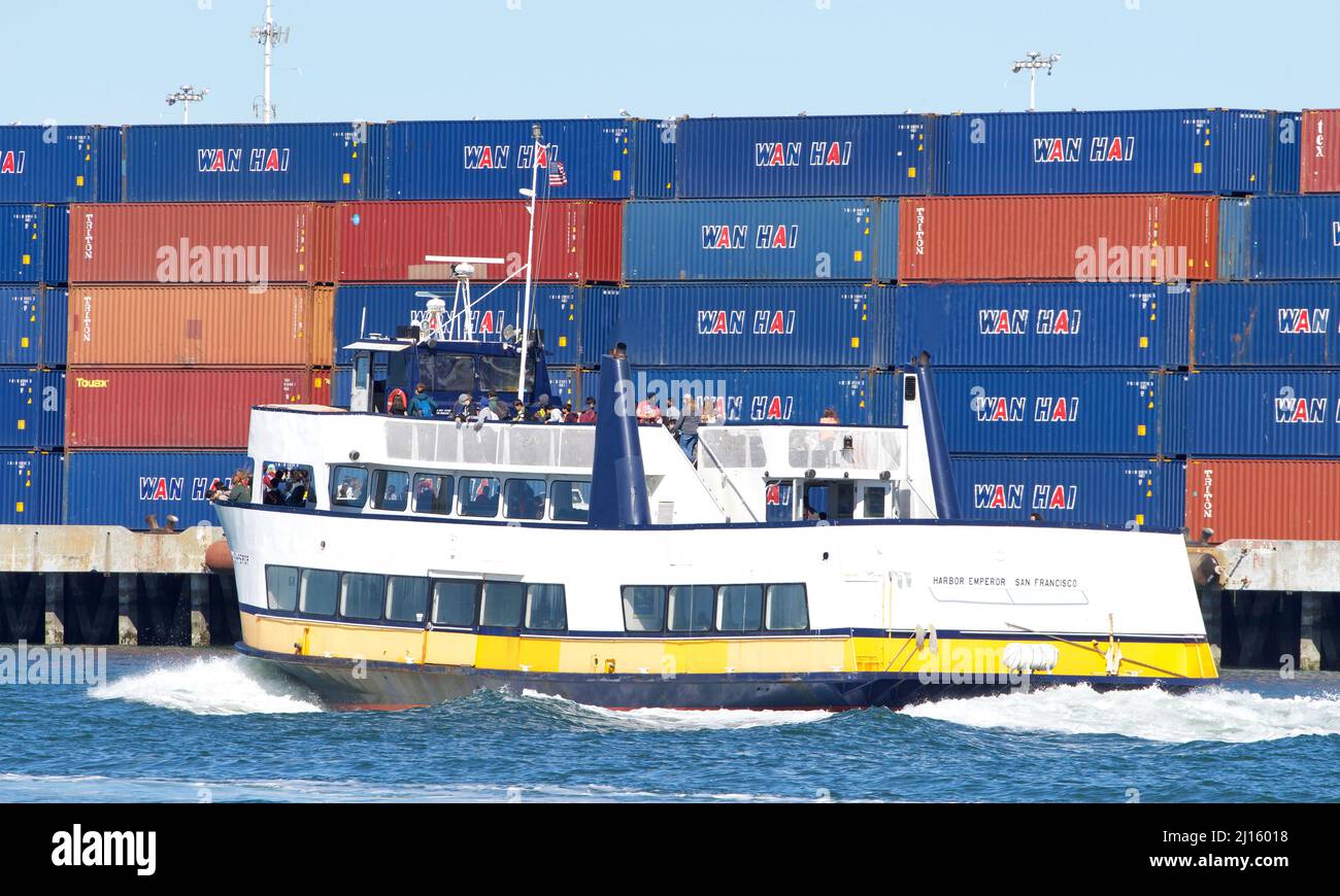 Oakland, CA - 10. März 2022: San Francisco Bay Ferry Harbour Emperor passiert den Hafen von Oakland mit Passagieren an Bord. Stockfoto