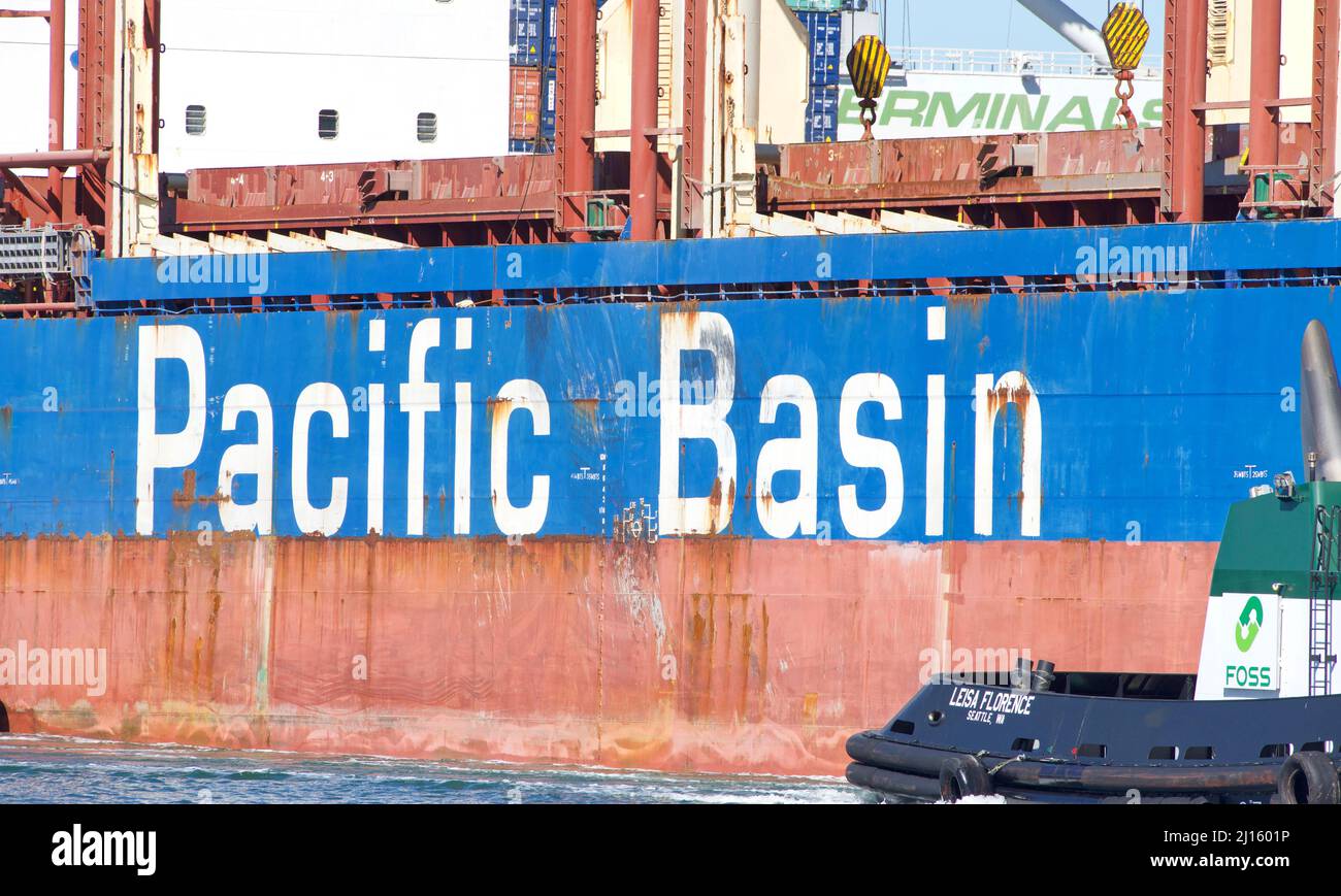 Oakland, CA - 10. März 2022: Pacific Basin Bulk Carrier JAMES BAY beim Betreten des Hafens von Oakland. Pacific Basin betreibt eine der größten Flotten von h Stockfoto