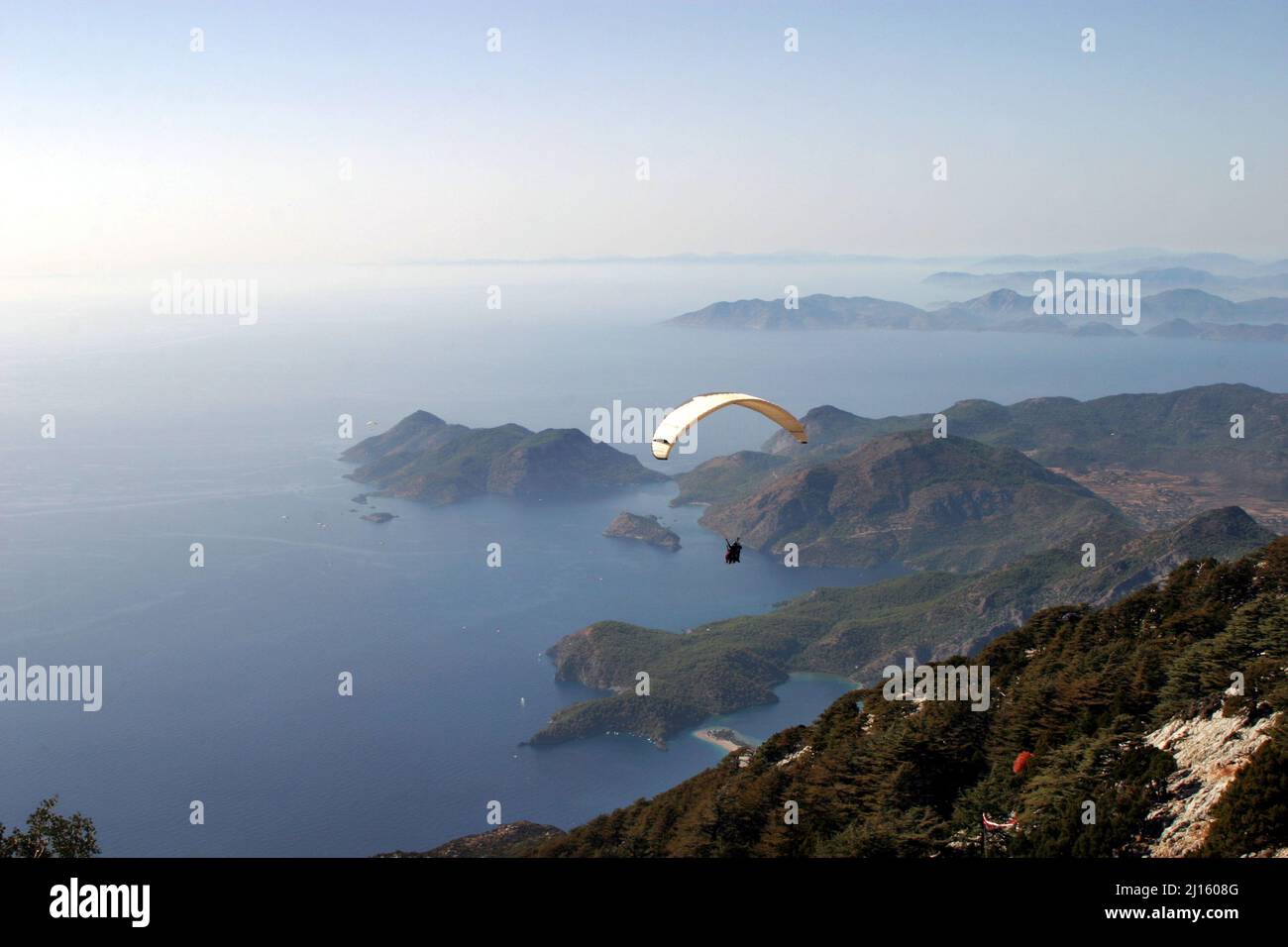 Gleitschirmfliegen vom Berg Babadag in Fethiye, Türkei. Mount Babadag in der Nähe von Fethiye und ein berühmtes Gleitschirmgebiet in der Türkei. Stockfoto