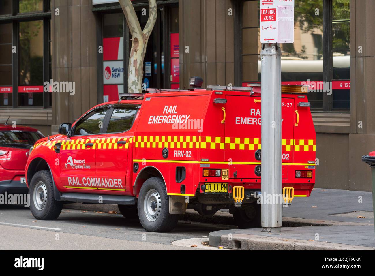 Ein Sydney Trains, Rail Emergency Vehicle am Wynyard Railway Station an einem Tag, an dem ein historischer Elektrozug auf der Sydney Harbour Bridge fuhr Stockfoto