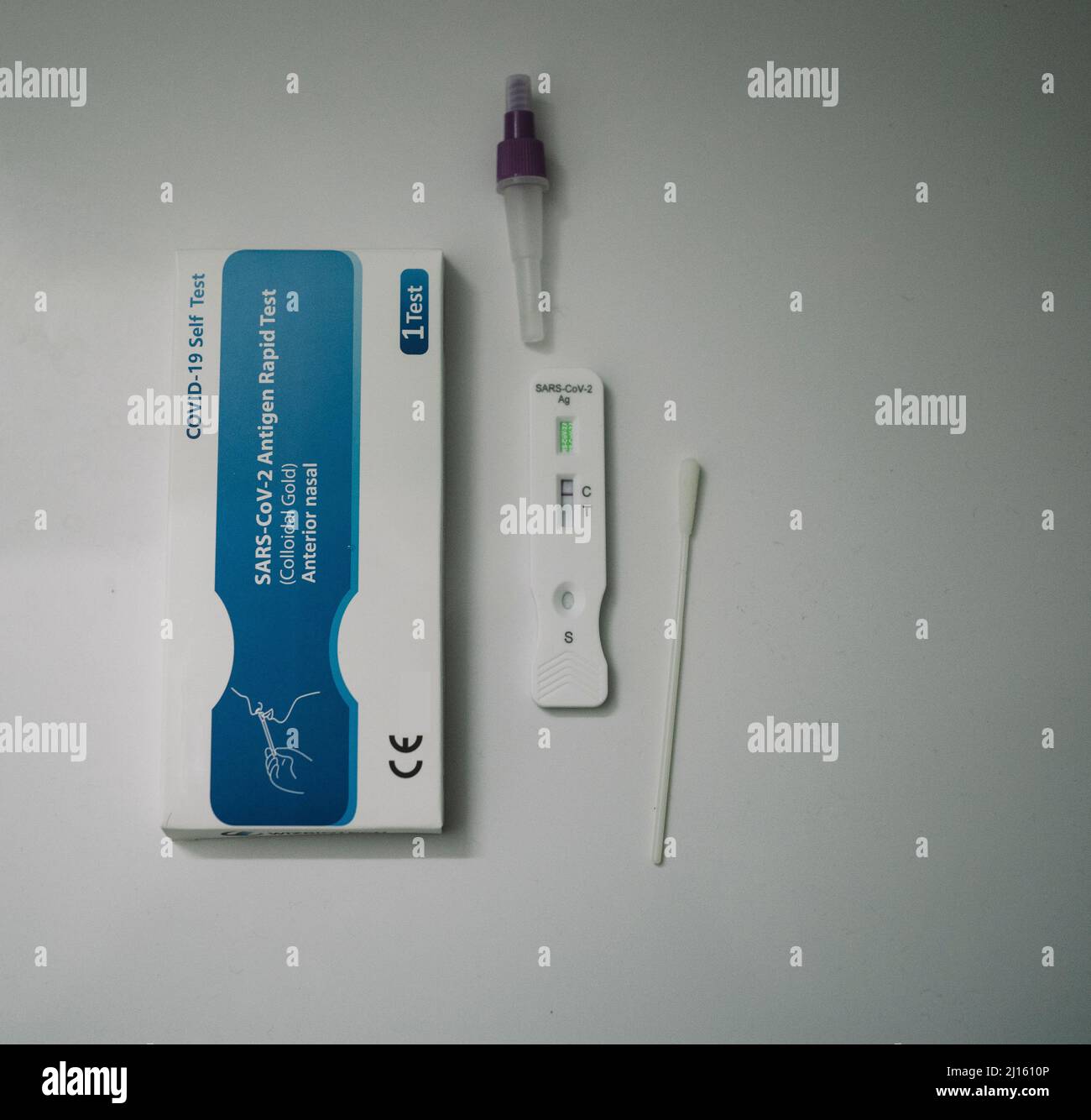 Covid-19 Schnelltest mit negativem Virusergebnis Stockfoto