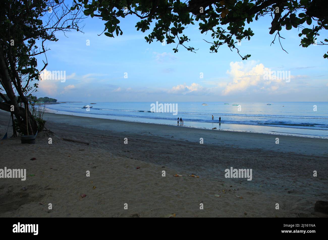 Am frühen Morgen am Kuta Beach in Bali, Indonesien mit einem weißen Sandstrand, kleinen Wellen und nur ein paar Menschen aufgrund der Pandemie. Stockfoto