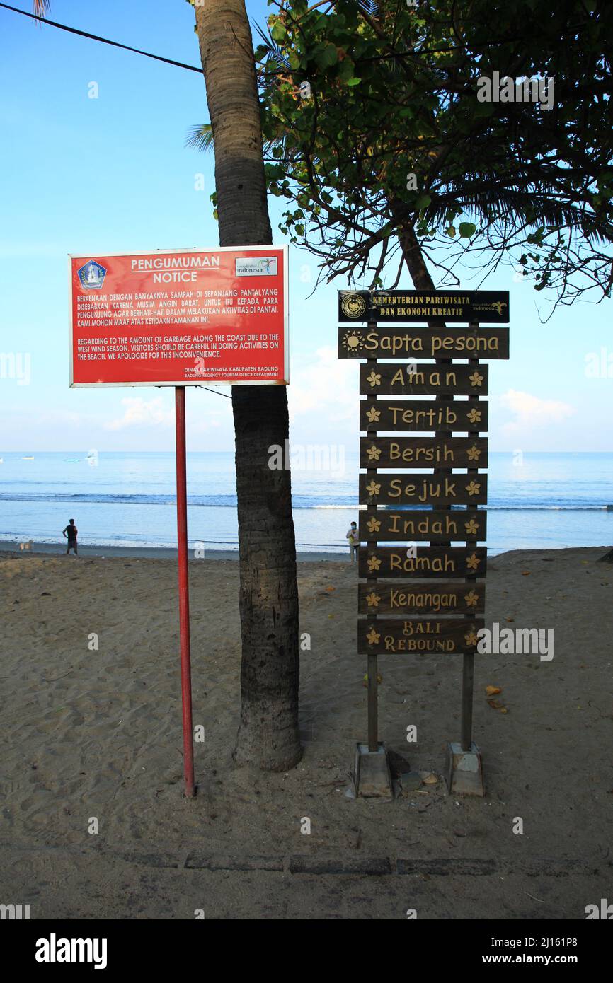 Am frühen Morgen am Kuta Beach in Bali, Indonesien mit einem weißen Sandstrand, kleinen Wellen und nur ein paar Menschen aufgrund der Pandemie. Stockfoto