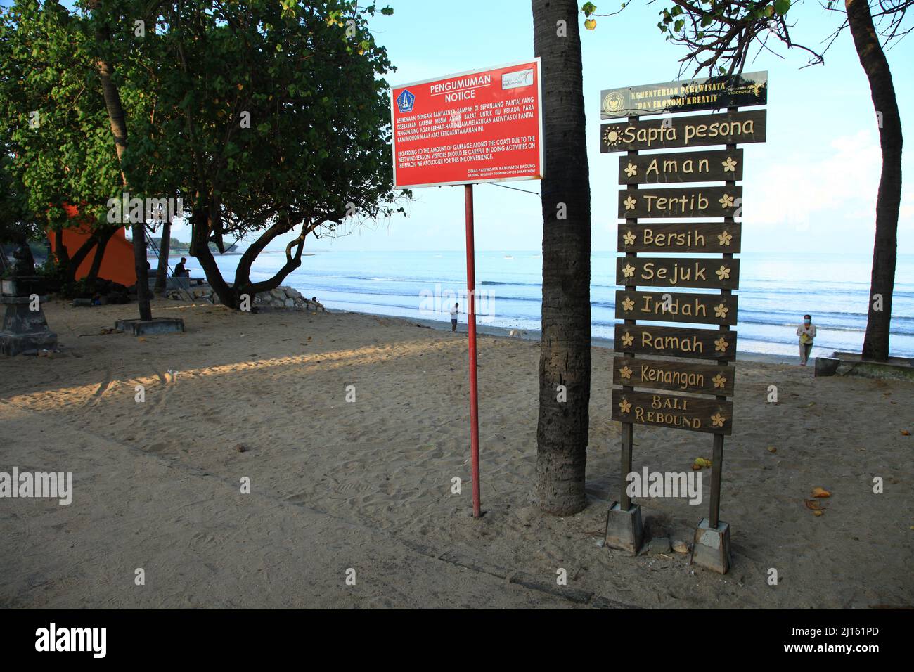 Am frühen Morgen am Kuta Beach in Bali, Indonesien mit einem weißen Sandstrand, kleinen Wellen und nur ein paar Menschen aufgrund der Pandemie. Stockfoto