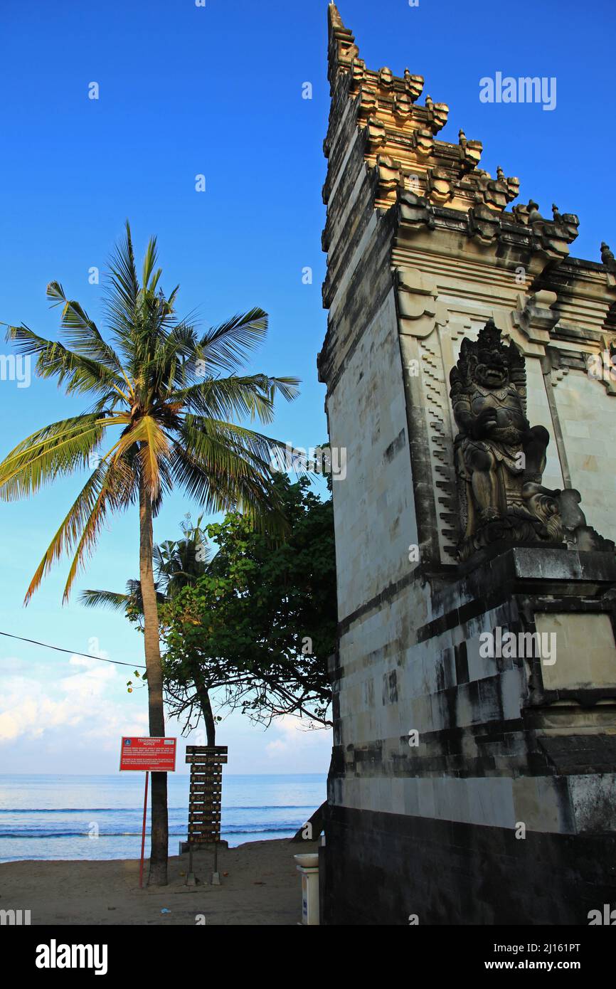 Am frühen Morgen am Kuta Beach in Bali, Indonesien mit dem Haupteingang zum Strand. Stockfoto