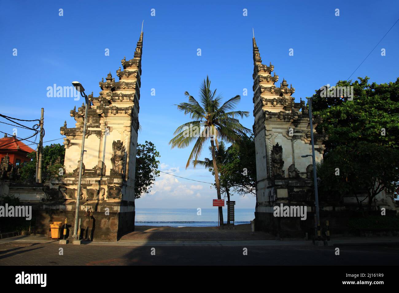 Am frühen Morgen am Kuta Beach in Bali, Indonesien mit dem Haupteingang zum Strand. Stockfoto