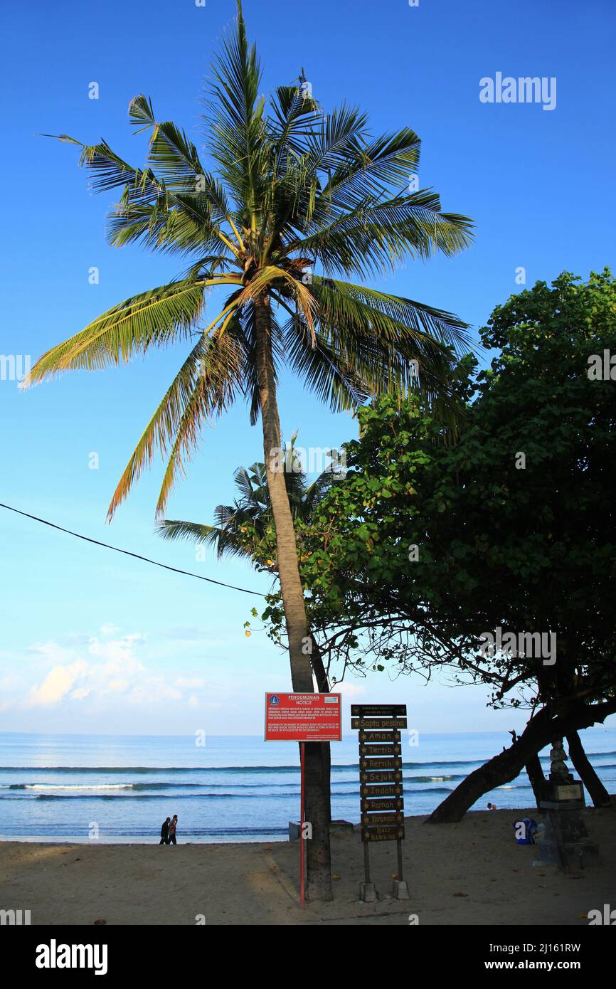 Am frühen Morgen am Kuta Beach in Bali, Indonesien mit einem weißen Sandstrand, kleinen Wellen und nur ein paar Menschen aufgrund der Pandemie. Stockfoto