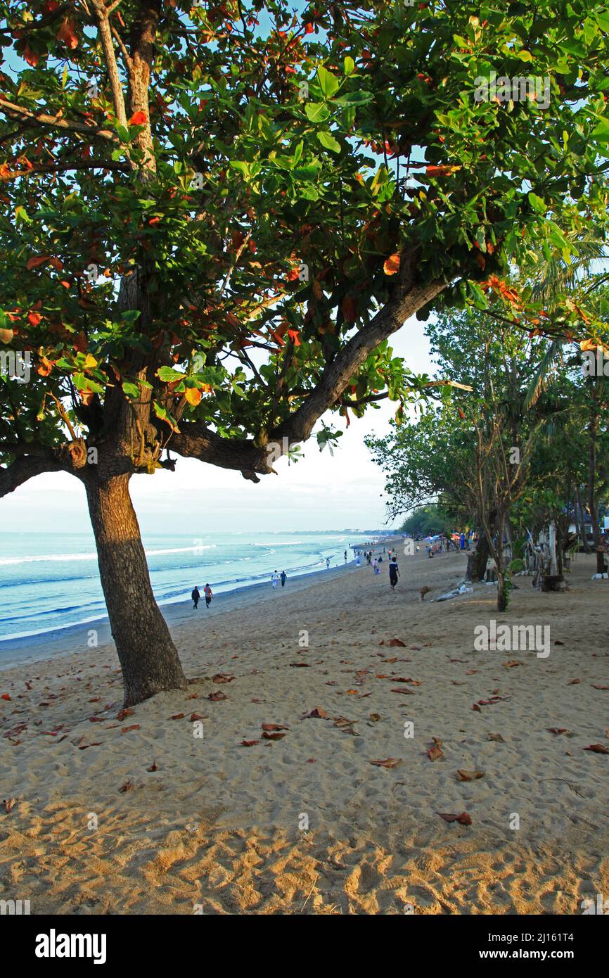Am frühen Morgen am Kuta Beach in Bali, Indonesien mit einem weißen Sandstrand, kleinen Wellen und nur ein paar Menschen aufgrund der Pandemie. Stockfoto