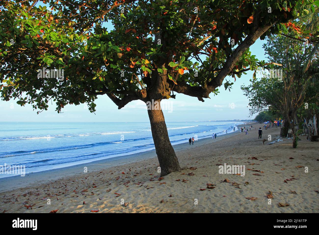 Am frühen Morgen am Kuta Beach in Bali, Indonesien mit einem weißen Sandstrand, kleinen Wellen und nur ein paar Menschen aufgrund der Pandemie. Stockfoto