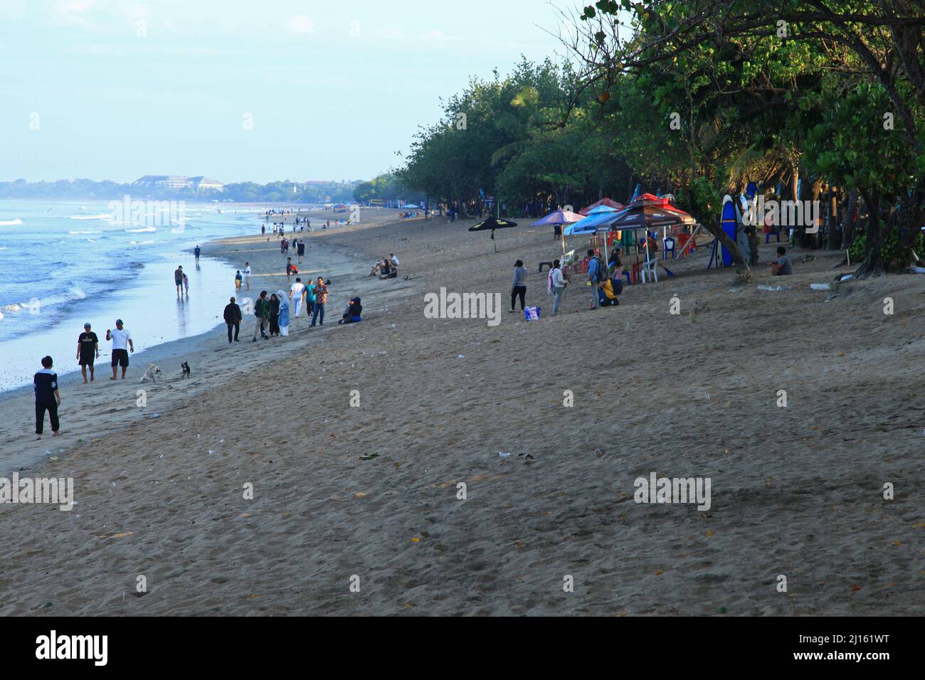 Am frühen Morgen am Kuta Beach in Bali, Indonesien mit einem weißen Sandstrand, kleinen Wellen und nur ein paar Menschen aufgrund der Pandemie. Stockfoto