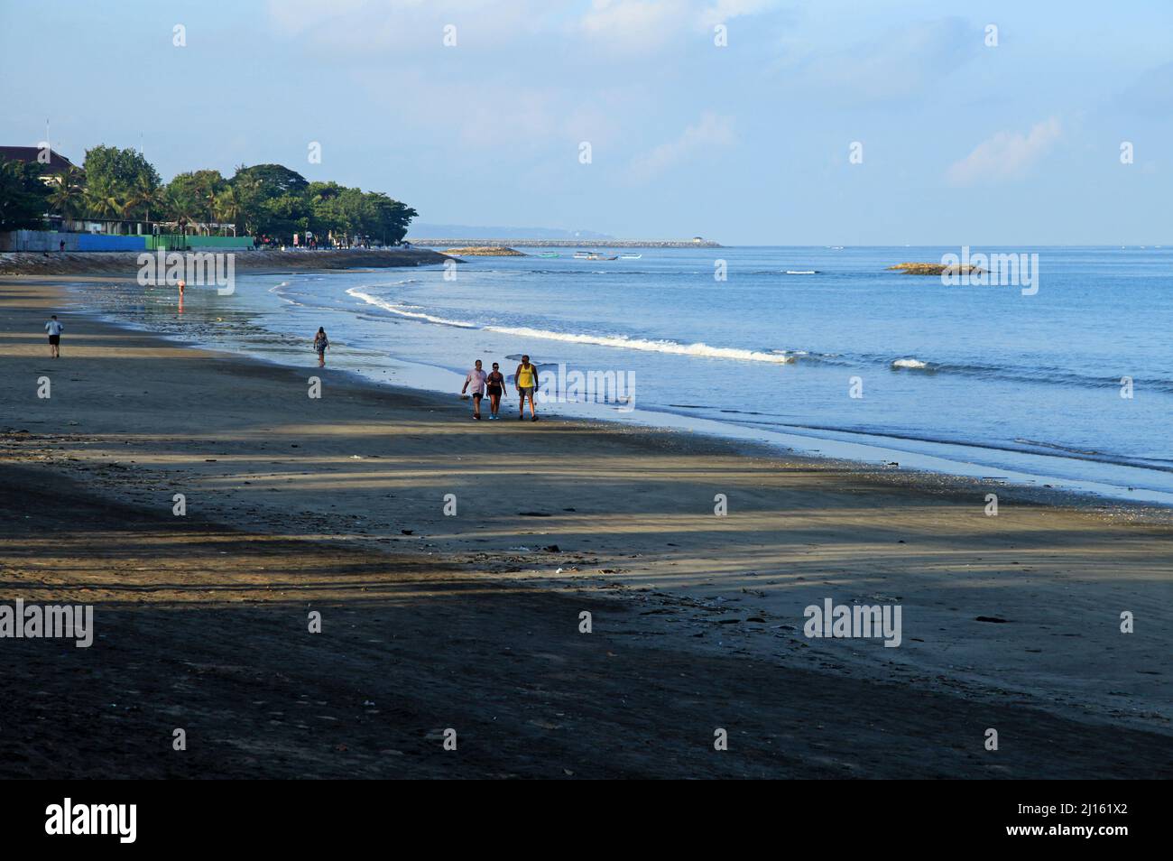 Am frühen Morgen am Kuta Beach in Bali, Indonesien mit einem weißen Sandstrand, kleinen Wellen und nur ein paar Menschen aufgrund der Pandemie. Stockfoto