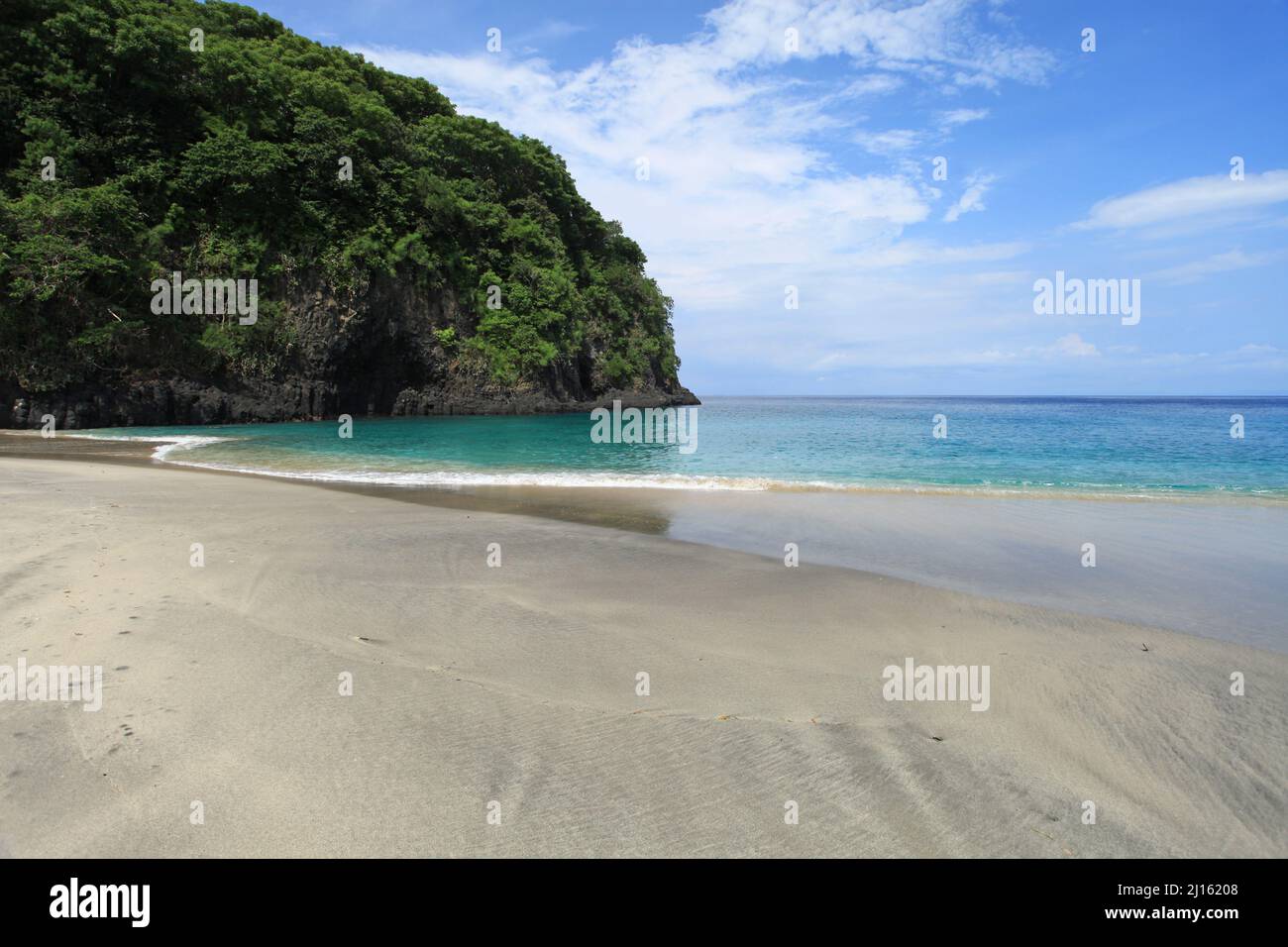 Virgin Beach in Karangasem, Bali, Indonesien mit einem weißen Sandstrand und türkisfarbenem Wasser. Stockfoto