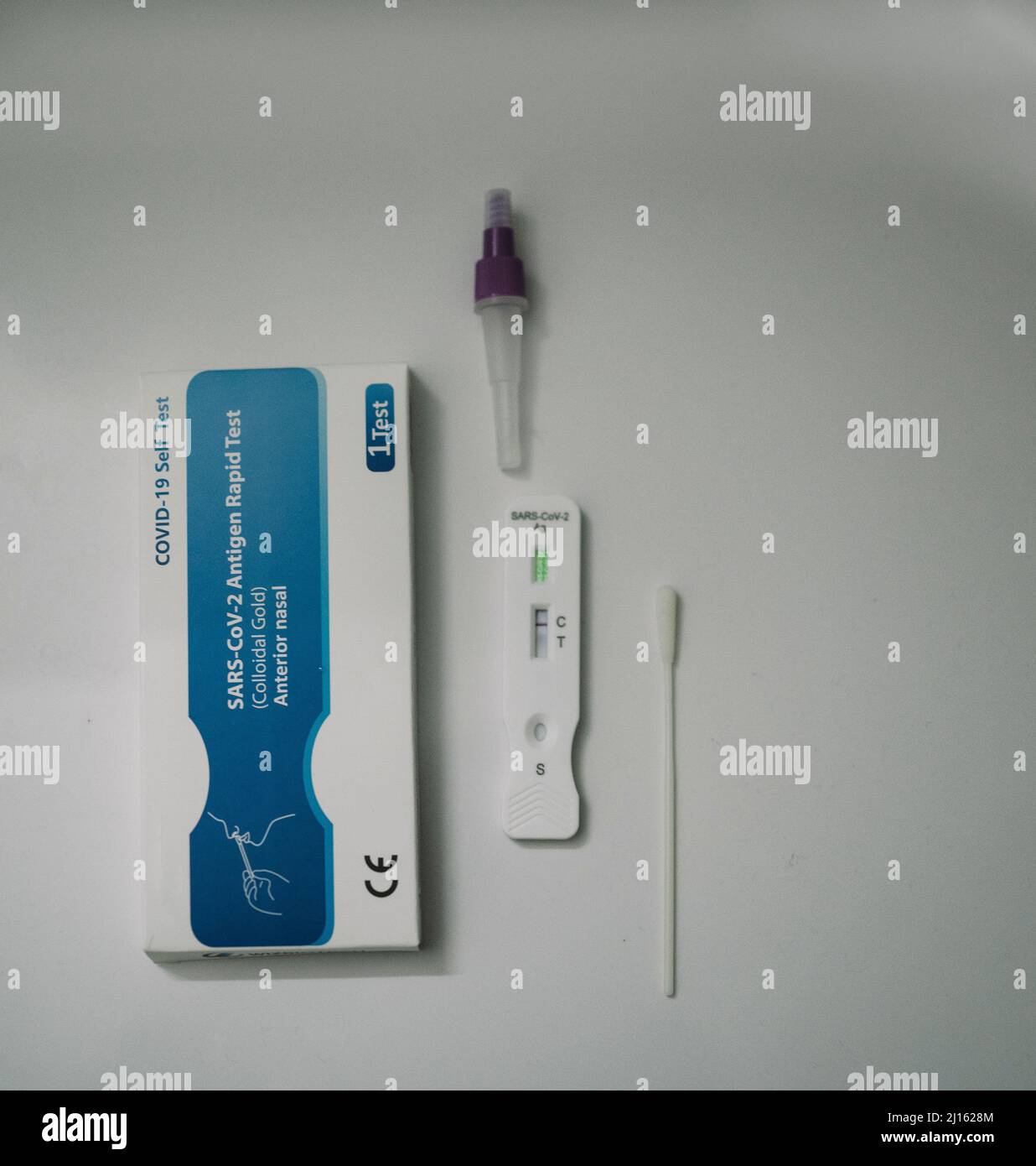 Covid-19 Schnelltest mit negativem Virusergebnis Stockfoto