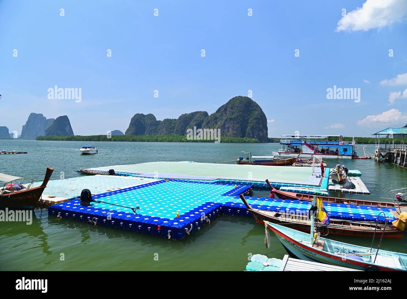 Schwimmender Fußballplatz von Koh Panyee schwimmendes Dorf in der Phang Nga Bucht Stockfoto