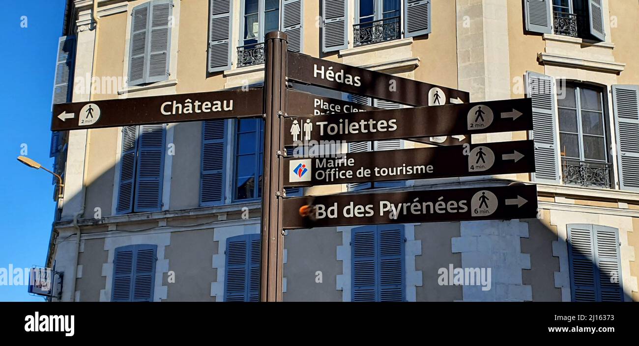 Informatives Schild mit den Namen der Straßen in Frankreich Stockfoto