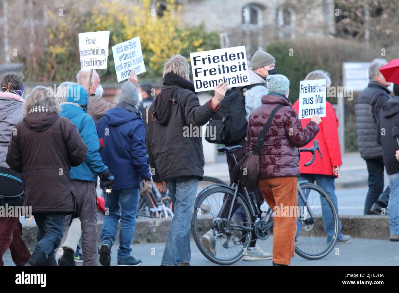 21. März 2022, GÃ¶ttingen, Niedersachsen, Deutschland: Teilnehmer an der Demonstration gegen die Corona-Herrschaft in GÃ¶ttingen, Deutschland. (Bild: © Tubal Sapkota/Pacific Press via ZUMA Press Wire) Stockfoto