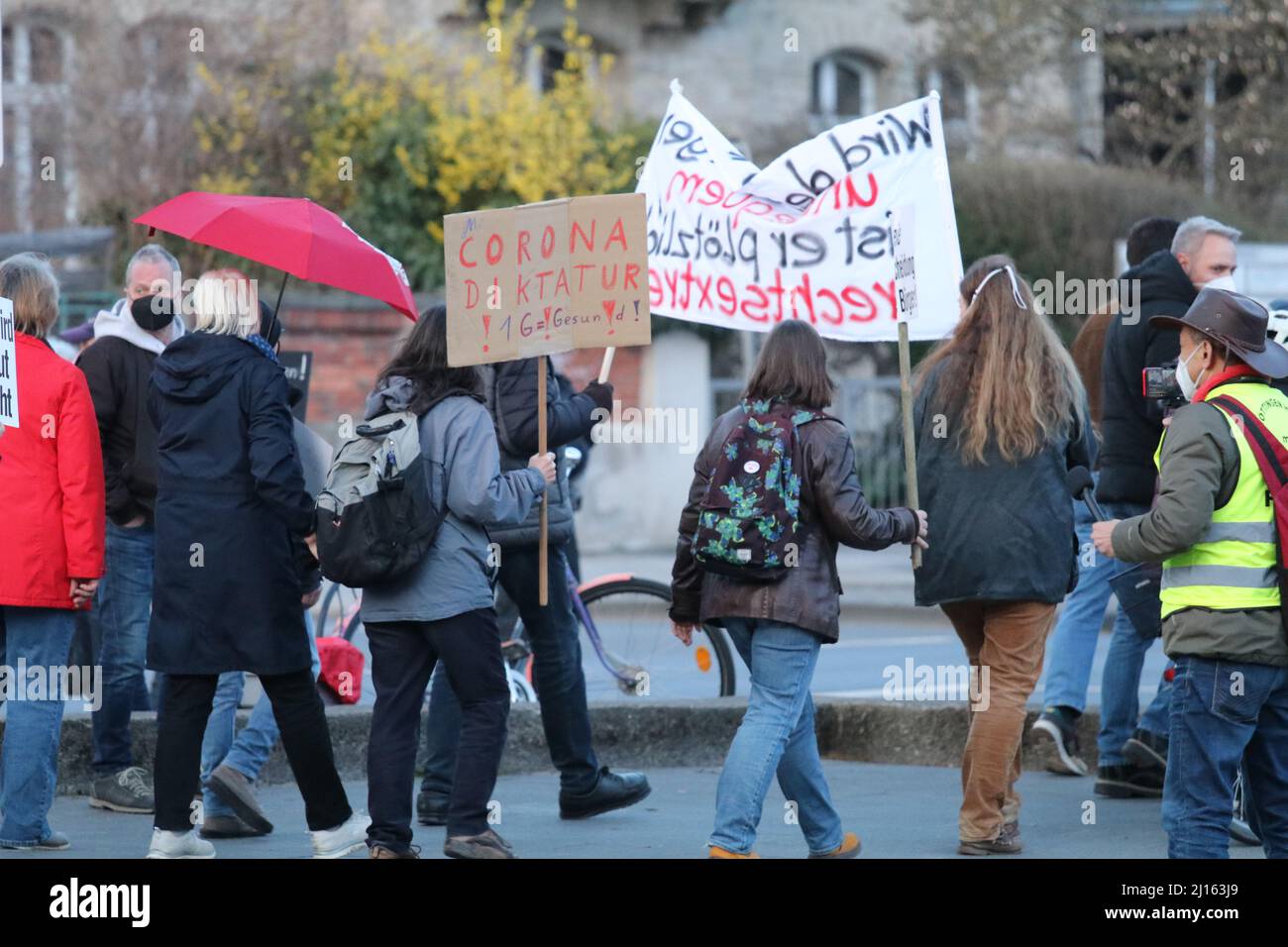 21. März 2022, GÃ¶ttingen, Niedersachsen, Deutschland: Teilnehmer an der Demonstration gegen die Corona-Herrschaft in GÃ¶ttingen, Deutschland. (Bild: © Tubal Sapkota/Pacific Press via ZUMA Press Wire) Stockfoto