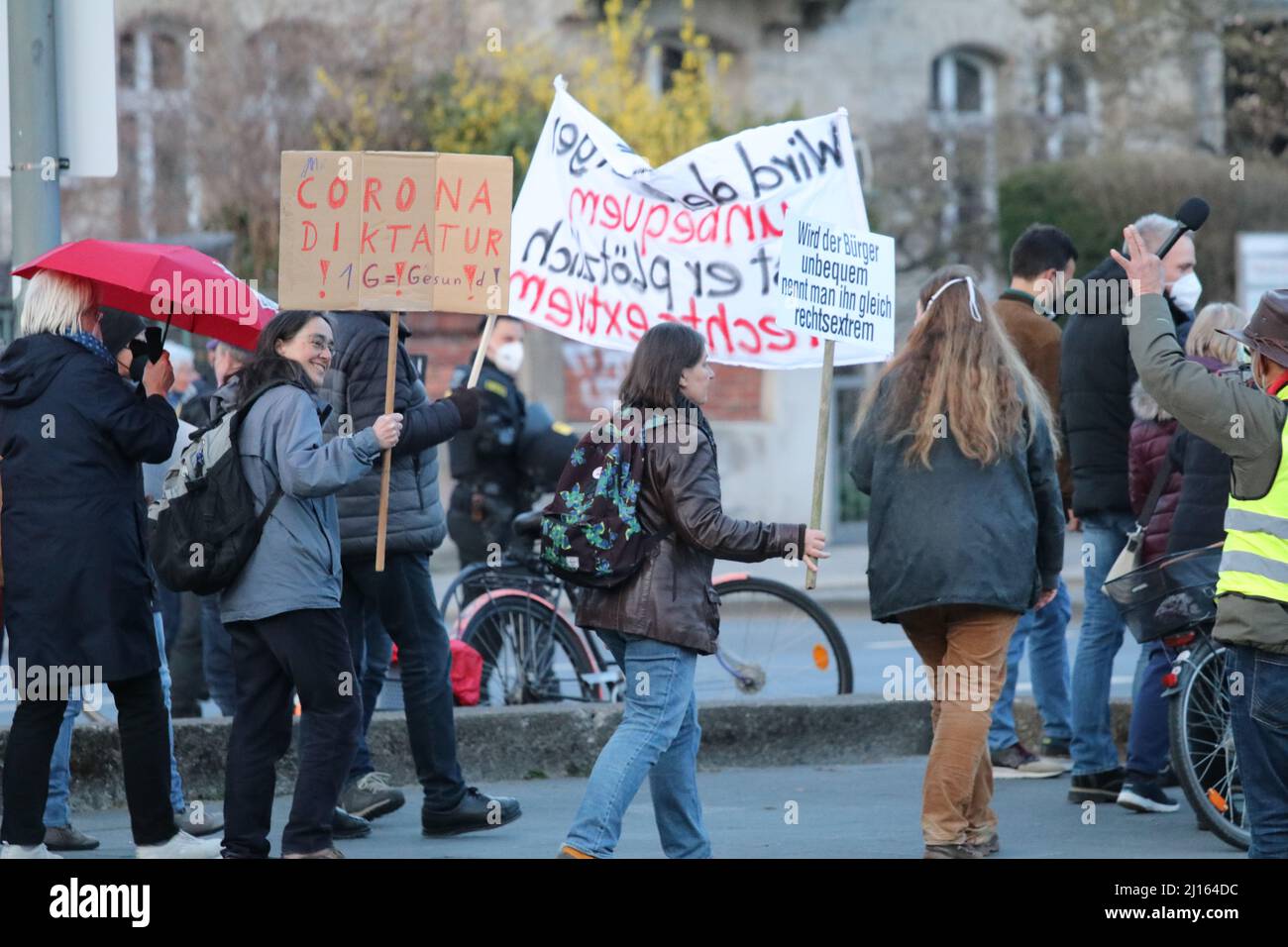 21. März 2022, GÃ¶ttingen, Niedersachsen, Deutschland: Teilnehmer an der Demonstration gegen die Corona-Herrschaft in GÃ¶ttingen, Deutschland. (Bild: © Tubal Sapkota/Pacific Press via ZUMA Press Wire) Stockfoto