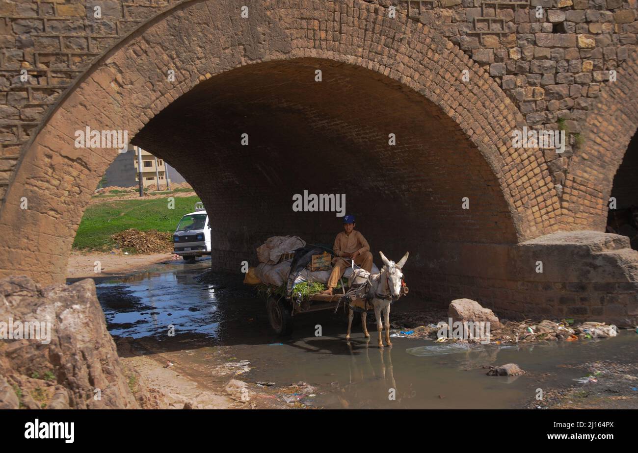 ISLAMABAD, CAPTAL, Pakistan. 22. März 2022. Der Weltwassertag wird auf der ganzen Welt, einschließlich Pakistan, gefeiert. Jedes Jahr, um die Bedeutung des Wassers hervorzuheben. Der Tag begann 1992 auf Empfehlung der Konferenz der Vereinten Nationen über „Umwelt und Entwicklung“ in Rio de Janeiro, Brasilien. Seitdem wird der Tag seit 1993 jedes Jahr am 22. März beobachtet. (Bild: © Raja Imran/Pacific Press via ZUMA Press Wire) Stockfoto