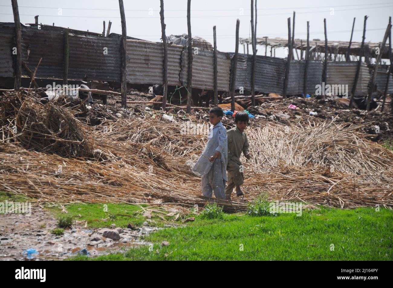 ISLAMABAD, CAPTAL, Pakistan. 22. März 2022. Der Weltwassertag wird auf der ganzen Welt, einschließlich Pakistan, gefeiert. Jedes Jahr, um die Bedeutung des Wassers hervorzuheben. Der Tag begann 1992 auf Empfehlung der Konferenz der Vereinten Nationen über „Umwelt und Entwicklung“ in Rio de Janeiro, Brasilien. Seitdem wird der Tag seit 1993 jedes Jahr am 22. März beobachtet. (Bild: © Raja Imran/Pacific Press via ZUMA Press Wire) Stockfoto