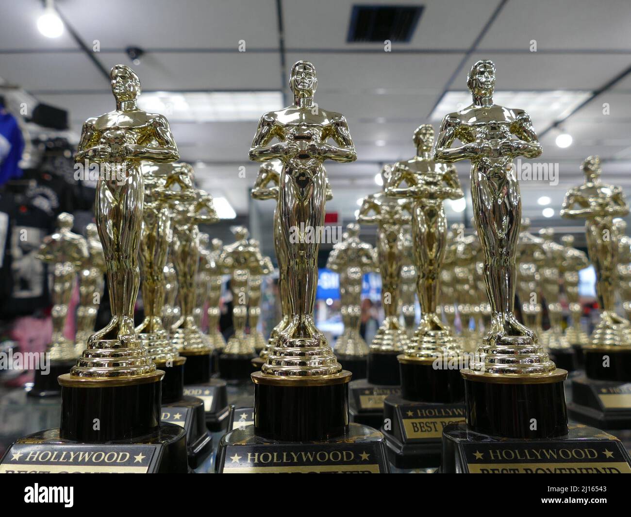 Los Angeles, USA. 23. März 2022. In einem Souvenirladen auf dem Hollywood Boulevard gibt es Trophäen, die den Oscars nachempfunden sind. Die Academy Awards 94. finden voraussichtlich am 27. März statt. Kredit: Barbara Munker/dpa/Alamy Live Nachrichten Stockfoto