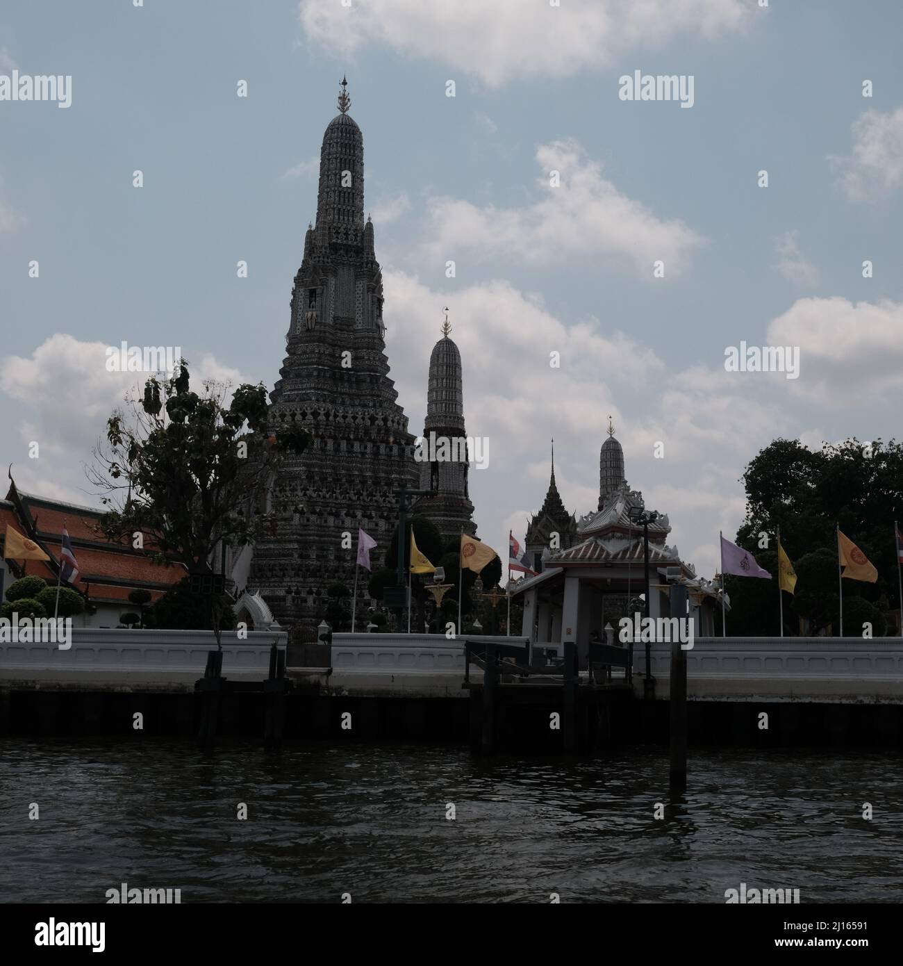 Buddhist Temple of the Dawn aka Wat Arun Ratchawararam Ratchawaramahawihan aka Wat Arun am Chao Phraya River Bangkok Thailand Stockfoto