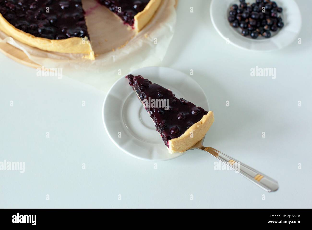 Süßer, geschnittener Kuchen mit schwarzer Johannisbeere Stockfoto