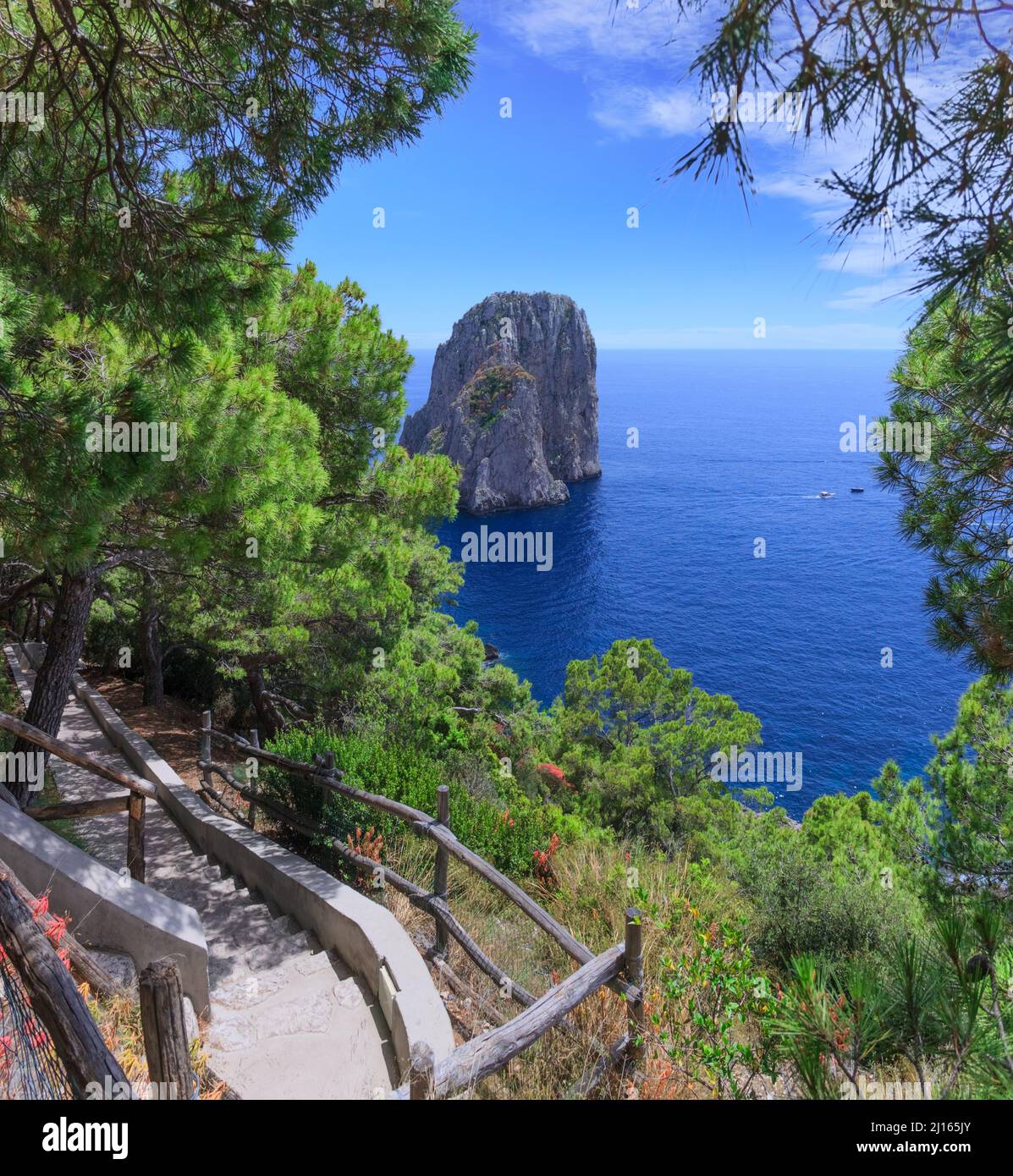 Panoramablick auf die berühmten Faraglioni Rocks und Marina Piccola auf der Insel Capri, Italien. Typischer Panorama-Fußweg von Capri. Stockfoto