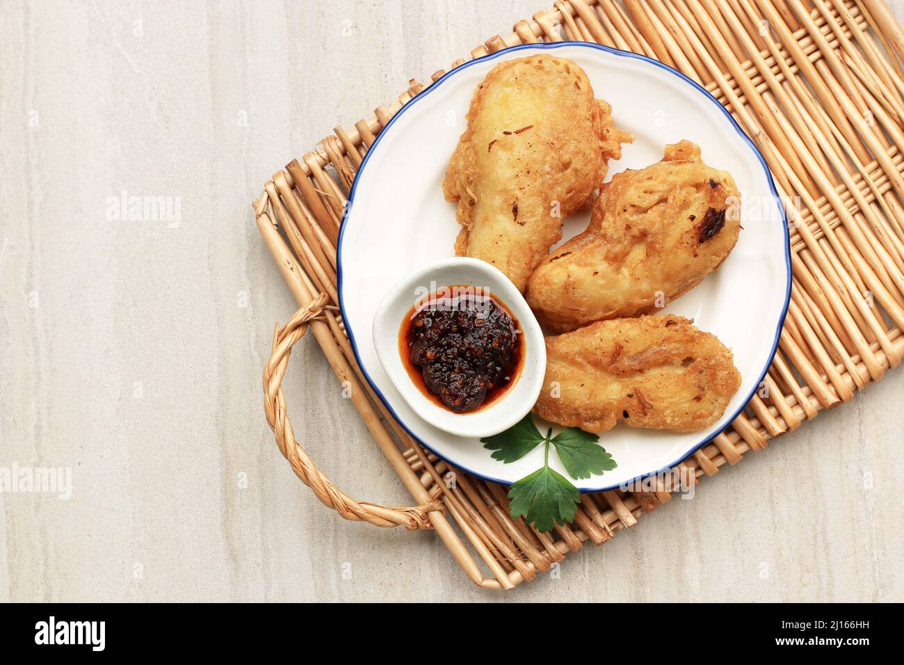 Pisang Goreng Sambal Roa oder gebratene Banane mit Sambal Roa ist eine der typischen kulinarischen Köstlichkeiten aus Manado Indonesia, Top View Stockfoto