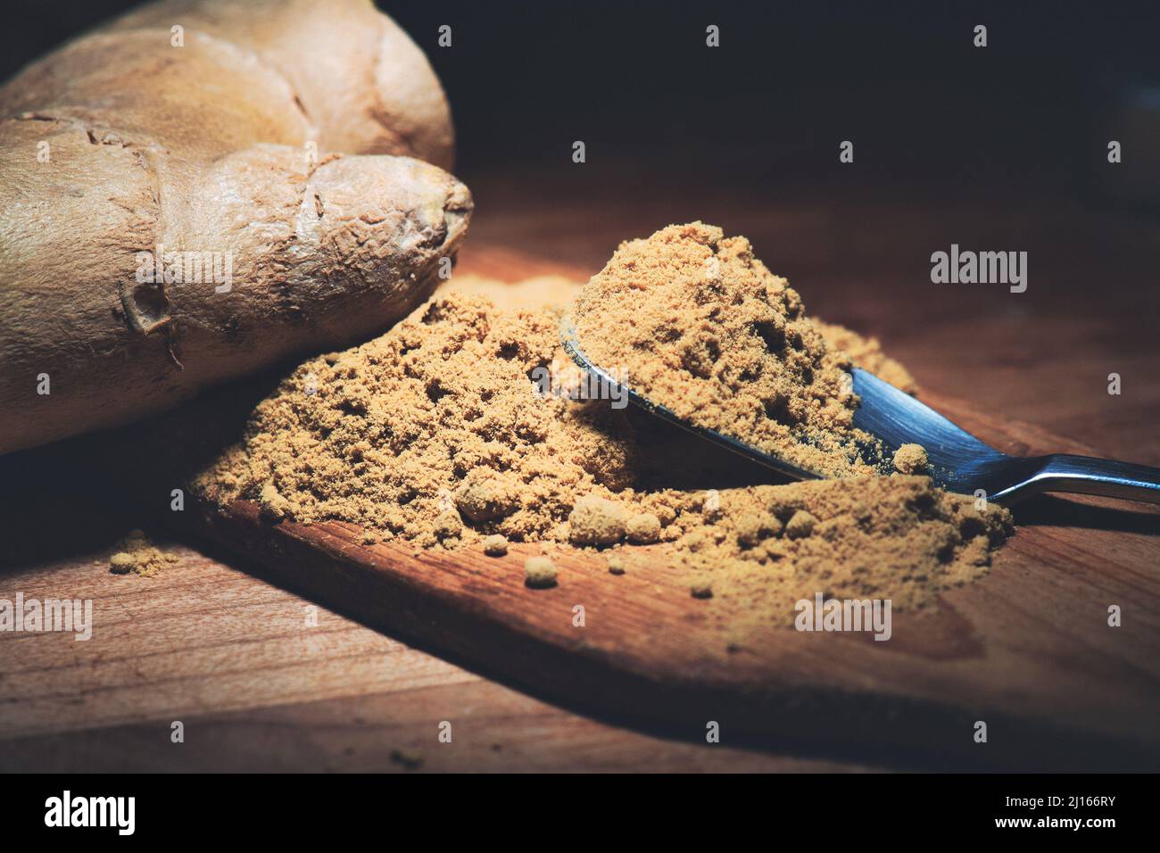 Ingwerpulver und Ingwerwurzel auf Holz Stockfoto