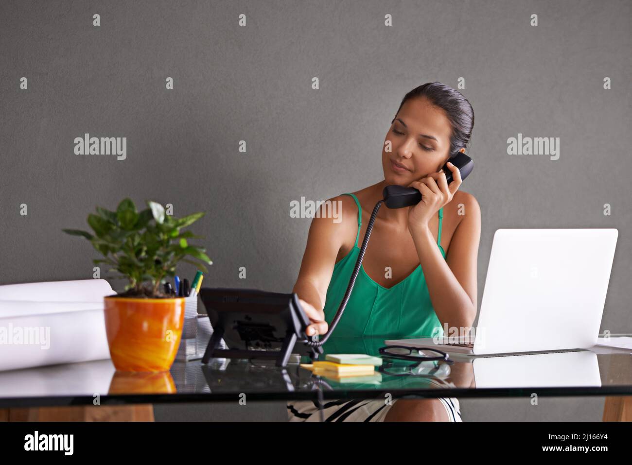 Shes verwaltet ihr kleines Unternehmen wie ein Profi. Aufnahme einer jungen Frau, die während der Arbeit von zu Hause aus telefoniert. Stockfoto
