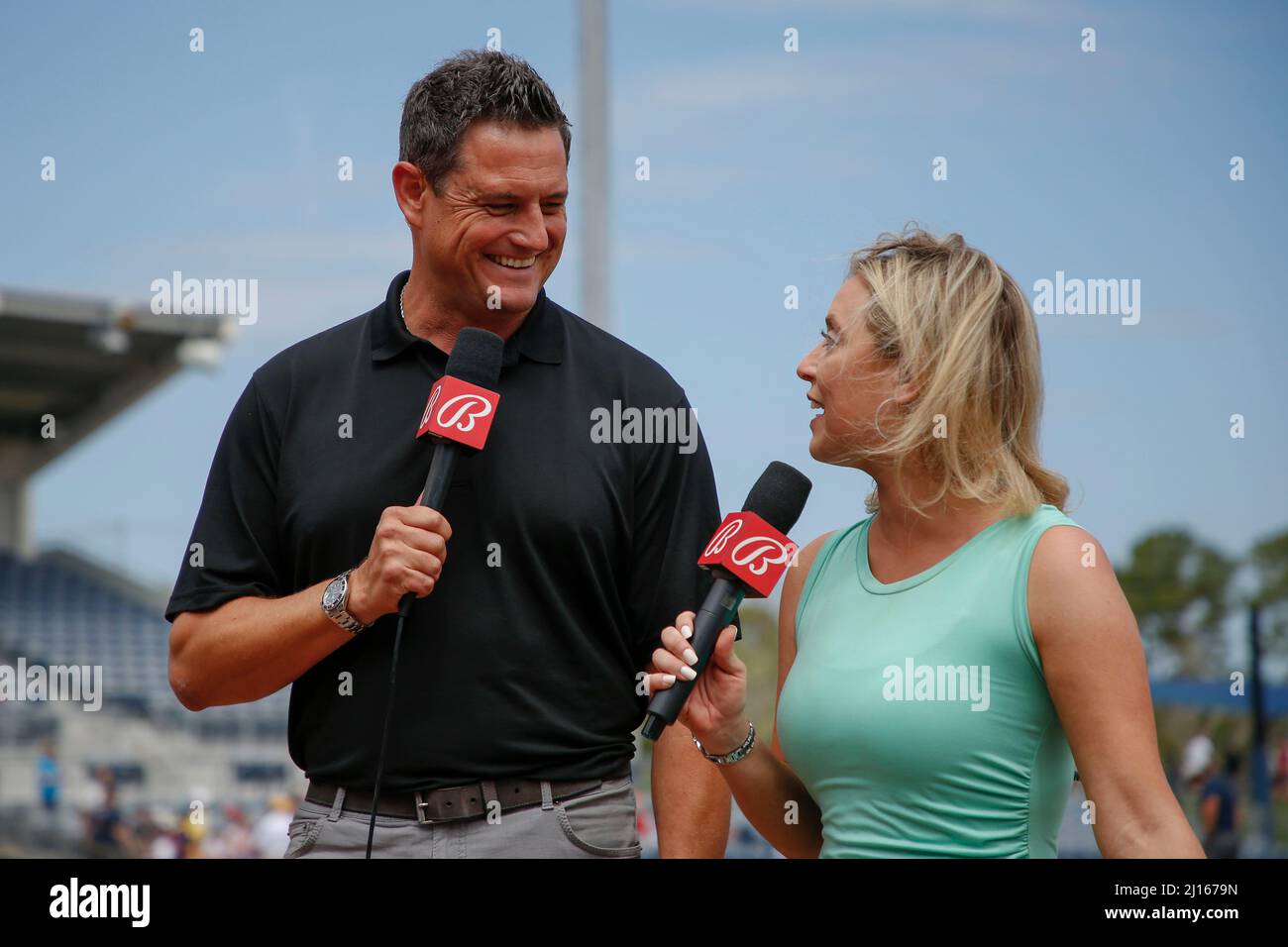 Port Charlotte, FL USA: Bally’s Sports Reporter und ehemalige Tampa Bay Ray, Doug Waechter und Tricia Whitaker nehmen ihre Vorspielshow vor einem Baseballspiel gegen die Boston Red Sox am Dienstag, den 22. März 2022, im Charlotte Sports Park auf. Die Red Sox besiegte die Strahlen mit 4:2. (Kim Hukari/Bild des Sports) Stockfoto