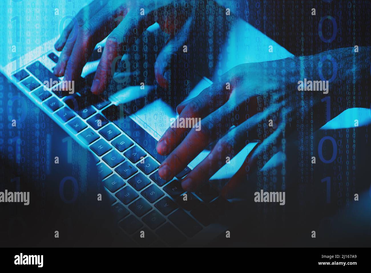 Ein Mann, der einen Laptop unter blauem Licht, ein- und Nullziffern auf der Vordergrundschicht verwendet. Stockfoto