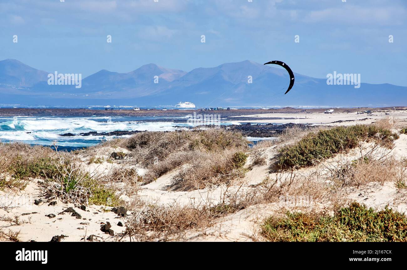 Kite Surfer in der Bucht des Atlantiks. Konzept der aktiven Freizeit Stockfoto