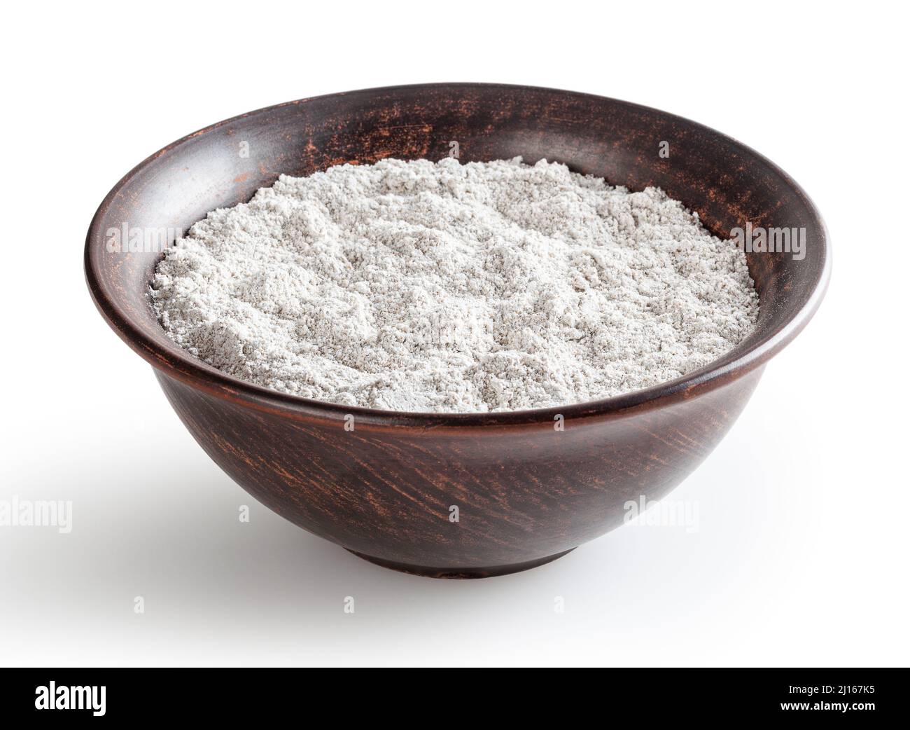 Roggenmehl in Keramikschale isoliert auf weißem Hintergrund mit Beschneidungspfad Stockfoto