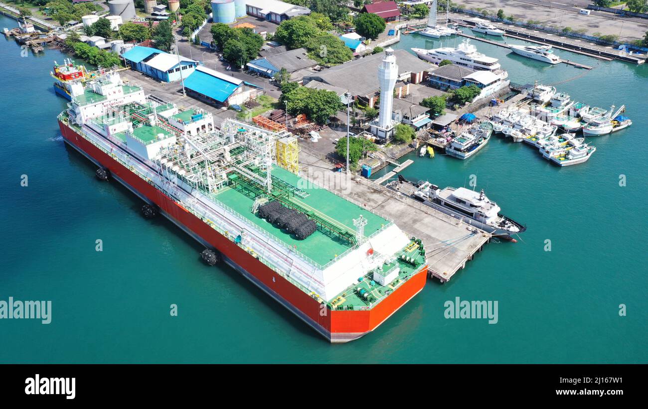 Das LNG-Schiff in Bali, Indonesien, dockte im Hafen von Benoa an Stockfoto