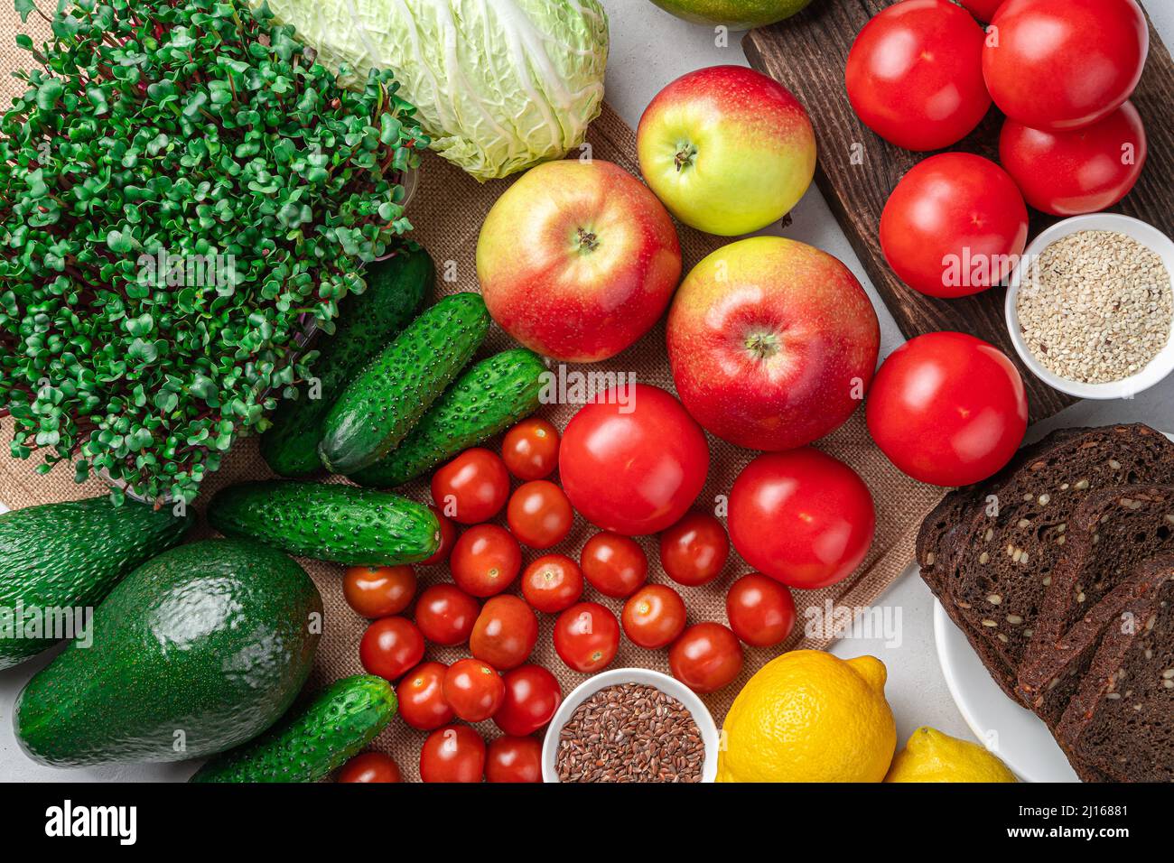 Produkte für den vegetarischen Tisch. Gemüse, Obst, Samen und Kräuter. Draufsicht. Stockfoto